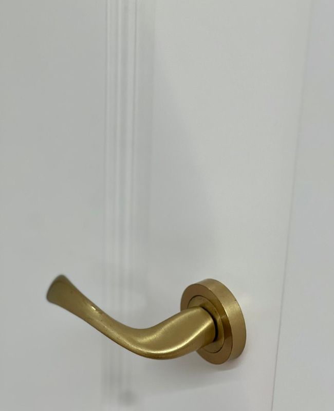 Tirador dorado puerta interior